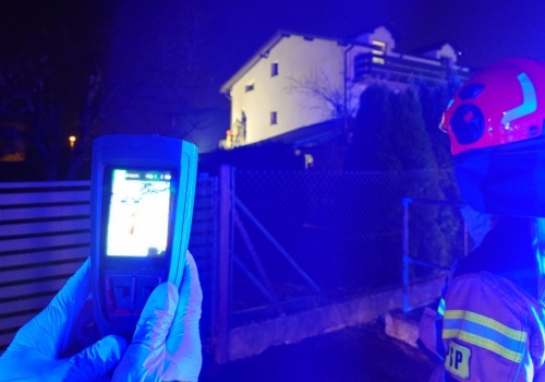 Z ostatniej chwili: Pożar elewacji budynku. Zapaliło się od kosza na śmieci? – foto