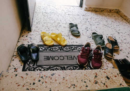 Ani kosze, ani ławki. Oto proste rozwiązanie DIY do przechowywania butów, które oszczędza miejsce