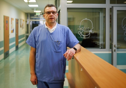 Komornicy, długi i zamknięte oddziały. Dyrektor szpitala opowiada, jak walczy o każdy dzień