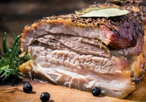 Boczek na Wielkanoc piekę w tej temperaturze. Wychodzi mięciutki, soczysty i doskonale się kroi