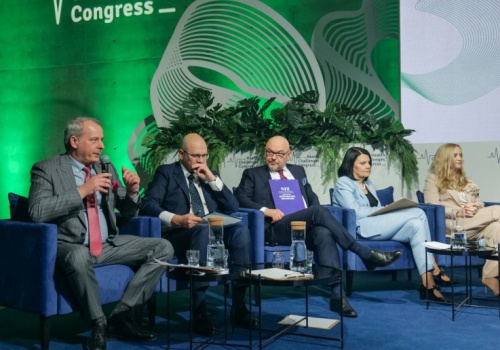 Miękkie limity, twarde konsekwencje. Podwyżki zostają, ale czy zaciskanie pasa uderzy w pacjentów?