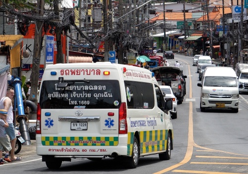 Tragedia w Tajlandii. Bus z turystami uderzył w latarnię