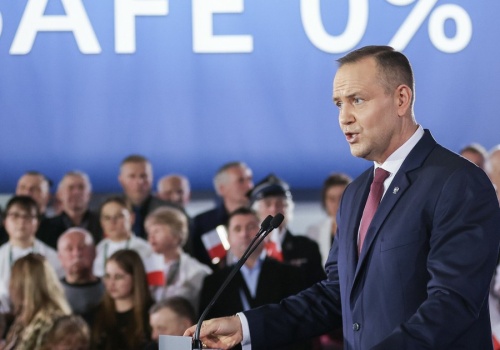 Nowy sondaż w sprawie SAFE. Polacy mocno podzieleni po decyzji prezydenta