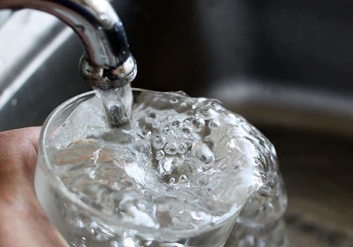 Poważne skażenie wody na Mazurach. Sanepid wydał pilny komunikat dla ponad 40 miejscowości