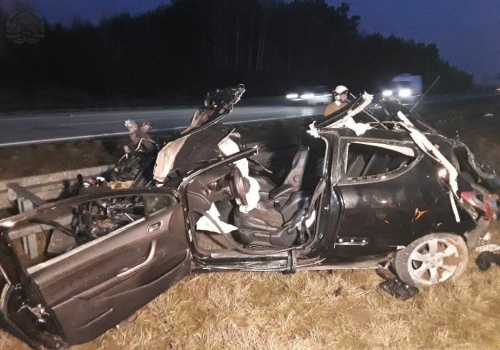 Wypadek na A1 w Głuchowie. Kierowca Peugeota wjechał pod ciężarówkę