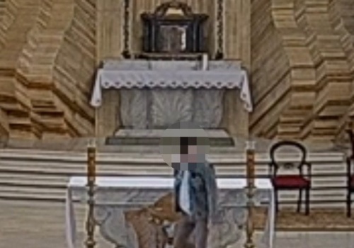 Opluł ołtarz i rzucił krzyżem w tabernakulum. Szokujące nagranie z kościoła