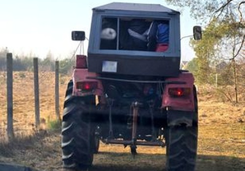 Wiózł ciągnikiem zbyt wiele osób. Nie mogło skończyć się inaczej