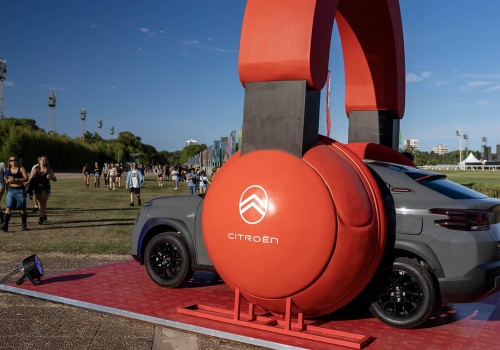 Gigantyczne słuchawki. Nowy Citroën C4 Hybrid na Lollapalooza 2026