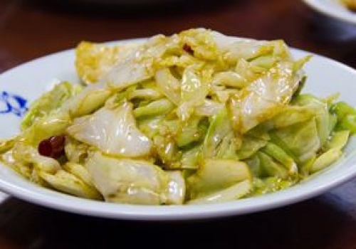 Szatkuję i podaję na ciepło zamiast młodej kapusty. Bajeczny dodatek do obiadu