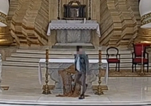 Opluł ołtarz i rzucił krzyżem w tabernakulum – szokujące zdarzenie w kościele