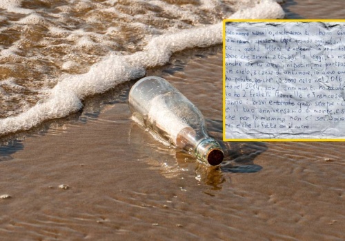 Tajemniczy list w butelce znaleziony na plaży. 