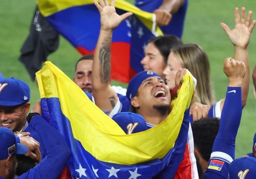 Wenezuela pokonuje USA w World Baseball Classic, pierwszym dużym trofeum baseballowym od dekad