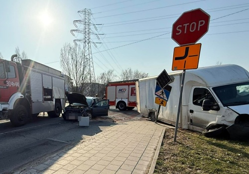Wypadek na Widzewie. Dwa rozbite samochody blokowały skrzyżowanie