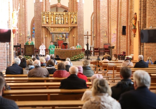 Rzucił krzyżem, pluł na ołtarz przez kilka miesięcy. Proboszcz miał tego dość