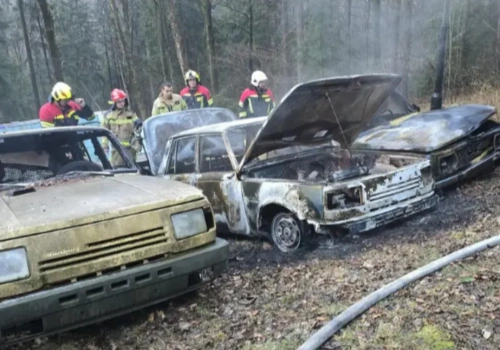Ktoś podpalił kultowe auta w Świeradowie - Zdroju.  Trzy Wartburgi w ogniu.