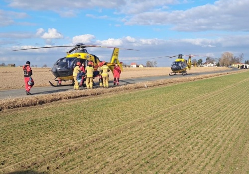 Wypadek na drodze powiatowej. Wezwano śmigłowce LPR