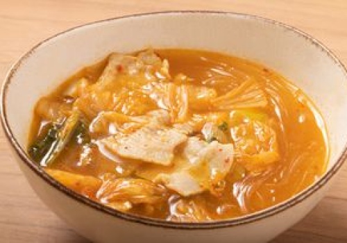 Sycąca zupa jak z chińskiej budki. Nie musisz do niej robić drugiego dania