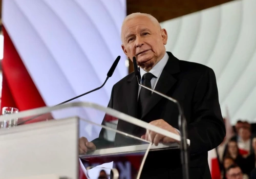 PiS notuje wzrost poparcia, ale paradoksalnie tkwi w miejscu. Kaczyński wciąż ma ten sam problem