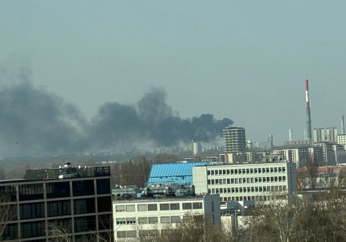 Pożar i wybuchy na placu budowy. Gęsty dym nad Myśliborską i Laurową