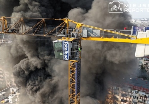 Groźny pożar na budowie na Białołęce. Operator żurawia został odcięty od drogi ucieczki