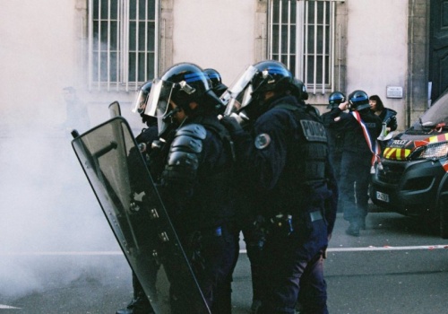 Alarmy bombowe w  szkołach i przedszkolach. Co każdy rodzic powinien wiedzieć?