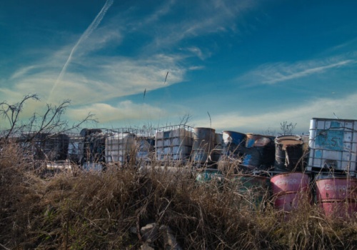 Samorząd znów sprząta po mafii śmieciowej. Ruszył wywóz niebezpiecznych odpadów z ul. Koksowej