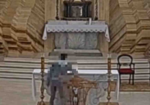 Wszedł do kościoła w kapturze, potem zaczął szaleć. To bulwersujące (FILM)