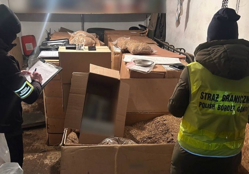Tytoniowa dziupla w miasteckim garażu. Milion złotych w nielegalnych papierosach i krajance