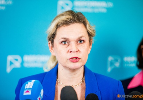 Szefowa MEN, Barbara Nowacka zapowiada w Olsztynie zakaz używania smartfonów w szkołach już od września