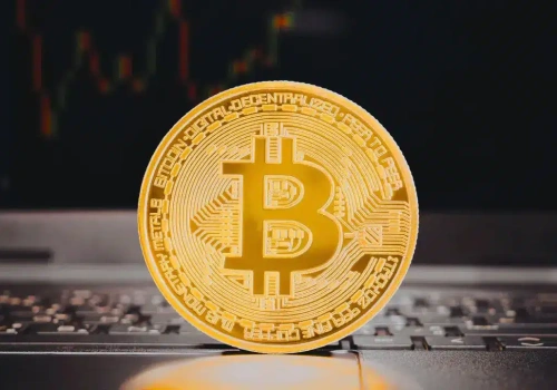 Bitcoin wstrzymał oddech. Ekspert: „dzisiejsze wydarzenie wskaże dalszy kierunek dla BTC”