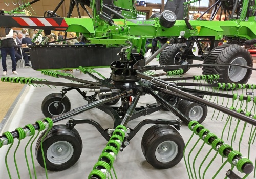 SaMASZ Z4-1550 już w produkcji. Nowa czterowirnikowa zgrabiarka o szerokości do 15,5 m