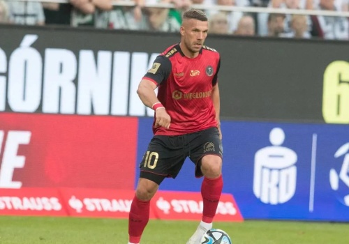 Lukas Podolski za to zagranie natychmiast wyleciał z boiska. Teraz dostał dodatkową karę