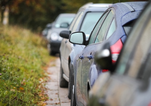 Brakuje parkingów, przybywa szlabanów. Mieszkańcy Olsztyna walczą o miejsca parkingowe