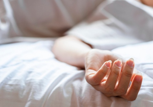 Budzisz się i ręka odmawia współpracy? To syndrom sobotniej nocy