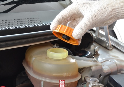 Ten płyn po cichu niszczy silnik. Kto o nim zapomina, ten pójdzie w koszty