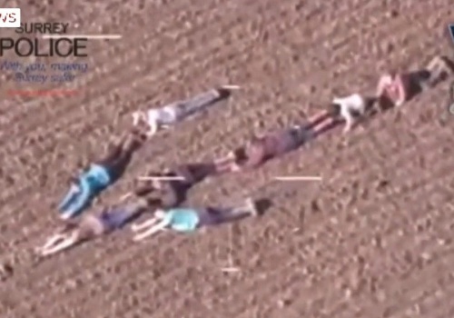 Dzieci położyły się na ziemi i zrobiły z ciał strzałkę. Tak dały znać policji