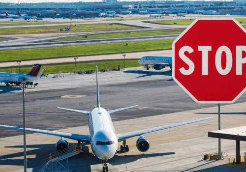 Gwałtowny wzrost cen paliw uderza w podróże lotnicze. Pierwszy przewoźnik planuje odwołać ponad tysiąc lotów