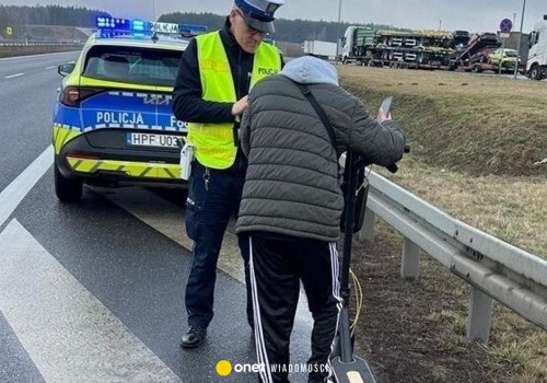 Mężczyzna jechał hulajnogą elektryczną po drodze ekspresowej. Tak tłumaczył się policji