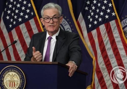 Fed utrzymuje stopy bez zmian, Powell sygnalizuje ostrożność. Dolar w górę, Wall Street pod presją