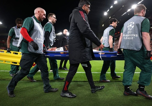 Piłkarz zniesiony na noszach w meczu Ligi Mistrzów. Klub wydał komunikat