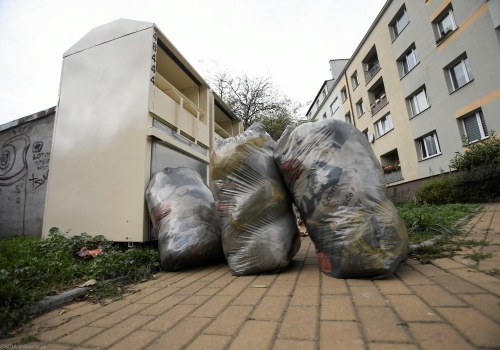 Zamiast na śmietnik, trafiają pod drzwi fundacji dla matek. 