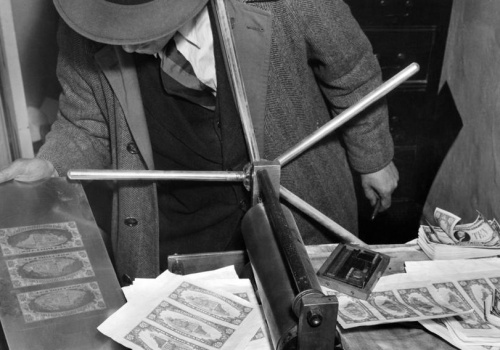 Janusz Krypto: jak kupuje się bitcoiny? Kryptowaluty z giełdy, automatu, czy spod lady?