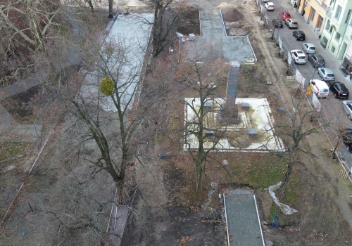 Pomnik na Placu Wolności nadal stoi. W zamiarach jednak nic się nie zmieniło