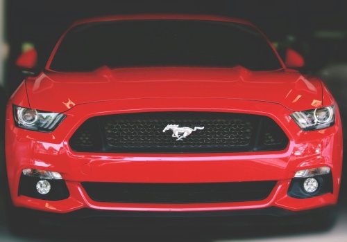 Miał 2 promile i Mustanga za 300 tys. zł. Teraz jego auto ściga piratów drogowych