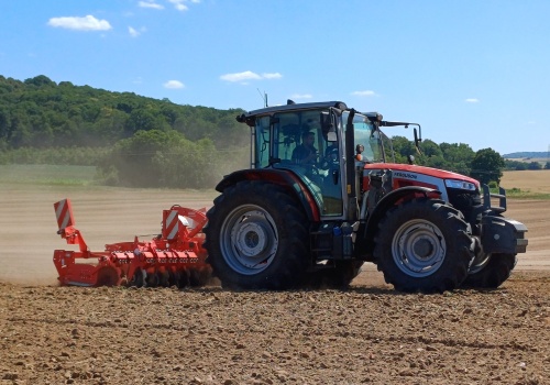 Massey Ferguson 5M 125 to ciekawy kompromis. Klasyk, ale wytworny