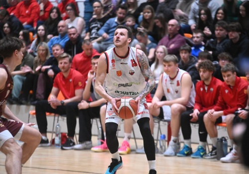 Zwycięstwo UJK, ale czwarta kwarta do zapomnienia