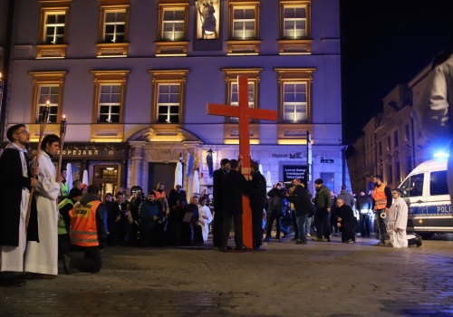 Tłumy na Akademickiej Drodze Krzyżowej w centrum Krakowa