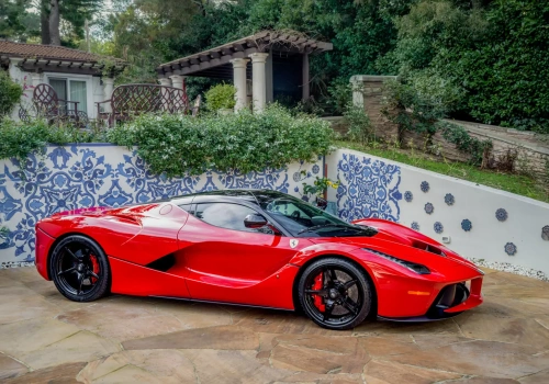 Ferrari LaFerrari z 2015 roku sprzedane za 5,23 mln dolarów. Wyjątkowy egzemplarz przejechał 4788 mil