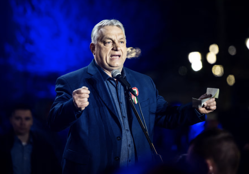 Przywódcy UE będą naciskać na Orbána, by w ten czwartek uwolnił zablokowaną pożyczkę na rzecz Ukrainy w wysokości 90 miliardów euro