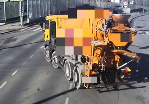 Beton z gruszki wylał się na ruchliwej ulicy Olsztyna